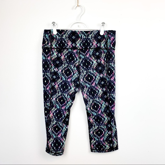 Victoria's Secret Athletic Patterned Capri Leggings - Picture 7 of 8